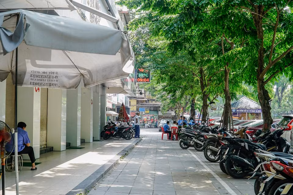 Bảo vệ của cửa hàng trông và dắt xe gọn gàng trên vỉa hè, đảm bảo an ninh trật tự công cộng. (Ảnh: Minh Hiếu/Vietnam+)