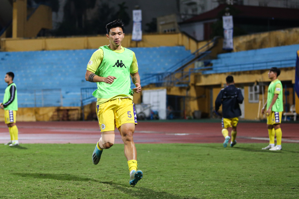 Tuy vậy, trong khi trận đấu diễn ra, Đoàn Văn Hậu vẫn khởi động, làm bóng cơ thể bên ngoài đường pitch như nhiều cầu thủ dự bị khác chuẩn bị được vào sân. (Ảnh: Hiển Nguyễn/Vietnam+)