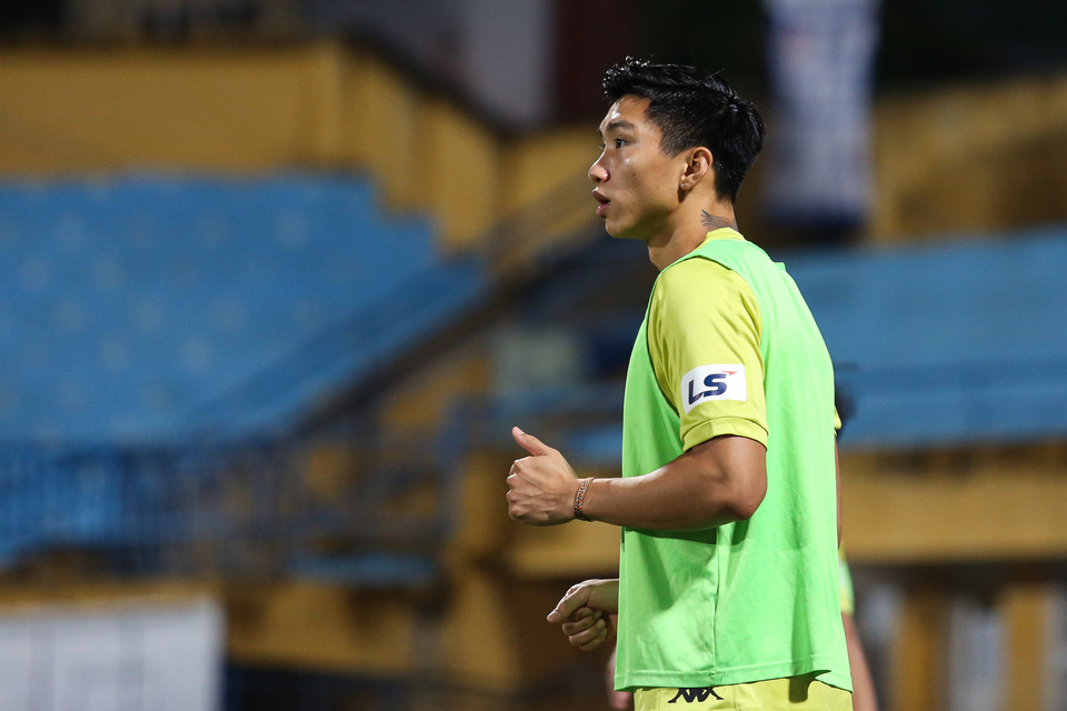 Văn Hậu nôn nóng, ngóng đồng đội hạ Viettel ở trận 'derby Hà Nội.' Anh chắc hẳn rất muốn vào sân thi đấu sau một thời gian dài 'rảnh chân.' (Ảnh: Hiển Nguyễn/Vietnam+)