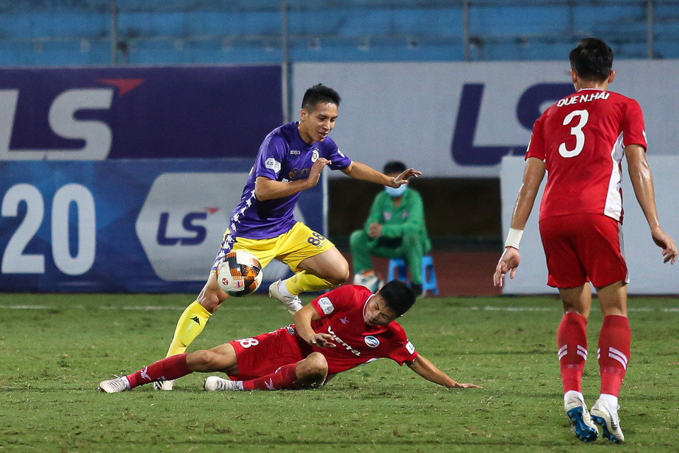 Kết quả hòa khiến Hà Nội FC tụt xuống vị trí thứ ba trên bảng xếp hạng với 33 điểm và bị Sài Gòn FC vượt lên nhờ chiến thắng trước Than Quảng Ninh ở trận đấu cùng giờ. (Ảnh: Hiển Nguyễn/Vietnam+)