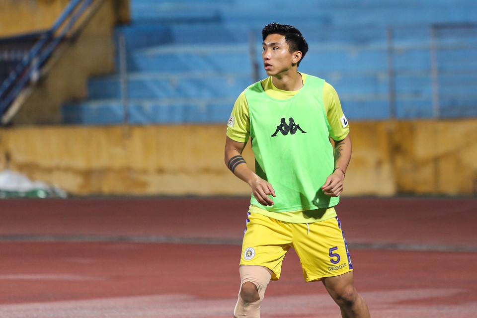 Những phút cuối trận đấu, Văn Hậu vừa thực hiện bài khởi động vừa ngóng đồng đội trong sân thi đấu. (Ảnh: Hiển Nguyễn/Vietnam+)