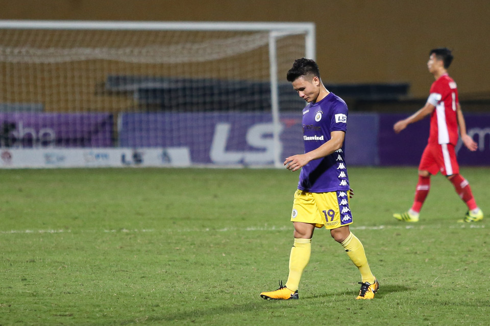 Tuy vậy, sau cùng đội bóng của Văn Hậu không thể giành chiến thắng. Trong ảnh, Quang Hải cúi đầu, buồn bã rời sân. (Ảnh: Hiển Nguyễn/Vietnam+)