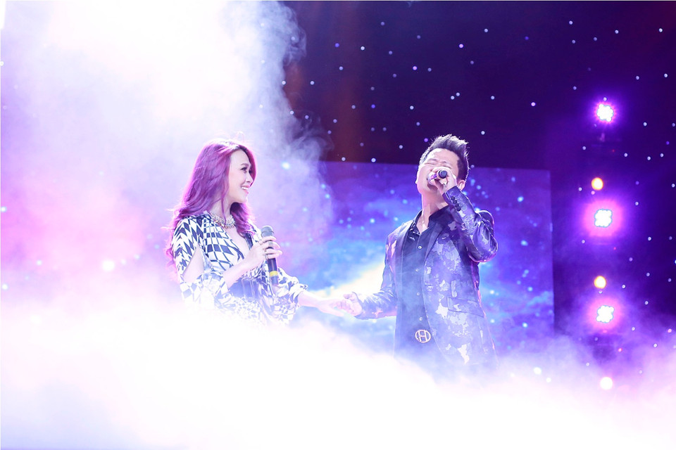 Cô tâm sự, cô luôn thầm mang ơn nam ca sỹ này bởi chính anh là người nhận lời hát cùng cô khi cô chưa nổi tiếng... (Ảnh: Tú Nguyễn)