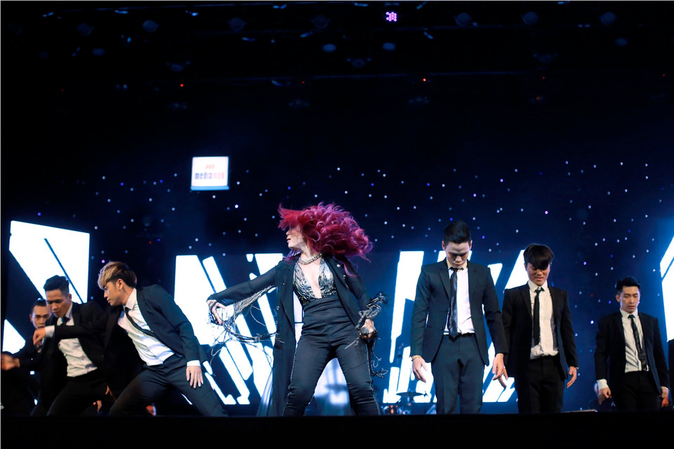 Càng hát càng sung, năng lượng trong ca sỹ này dường như không có dấu hiệu bị cạn kiệt... (Ảnh: Tú Nguyễn)