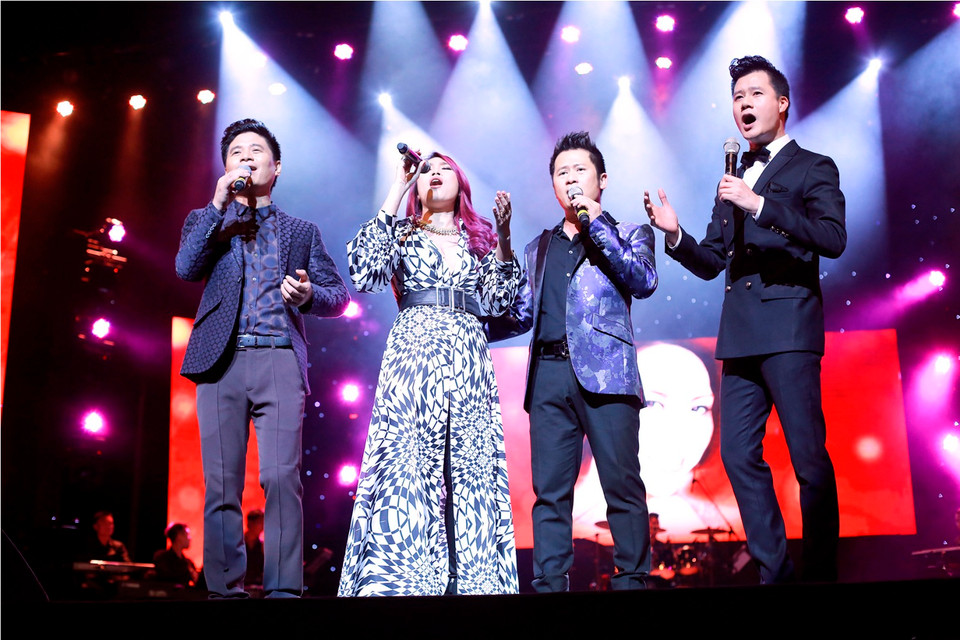  Cô tái ngộ ba giọng nam hàng đầu trên sân khấu và cùng hát ca khúc 'Ước gì.' (Ảnh: Tú Nguyễn) (Ảnh: Tú Nguyễn)
