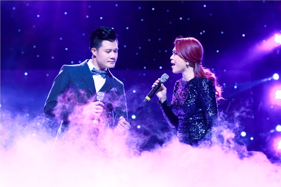 Gây ngạc nhiên khi lần đầu tiên hát bolero 'Anh còn nợ em' cùng Quang Dũng... (Ảnh: Tú Nguyễn)