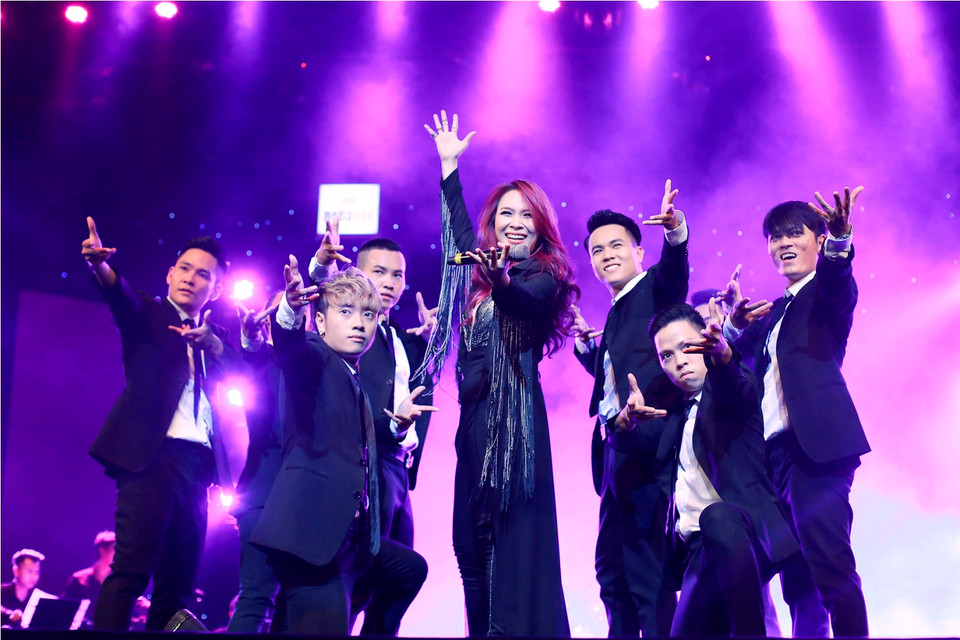 Luôn tỏa ra lực hấp dẫn từ đầu đến cuối, Mỹ Tâm đã cống hiến cho khán giả Hà Nội một đêm nhạc đầy sắc thái cảm xúc, với dư âm khó quên. (Ảnh: Tú Nguyễn)