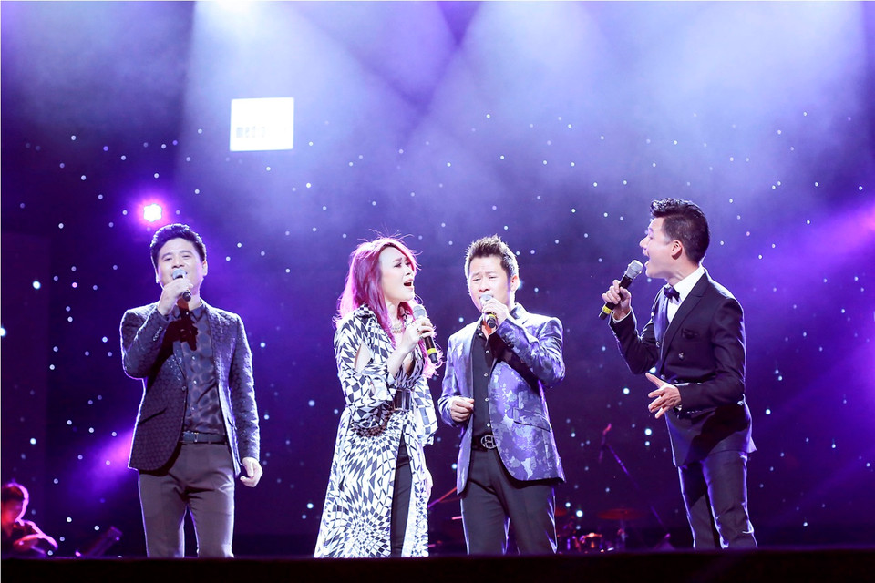 Màn ngẫu hứng của bốn giọng hát làm khán giả hoan hỉ... (Ảnh: Tú Nguyễn)