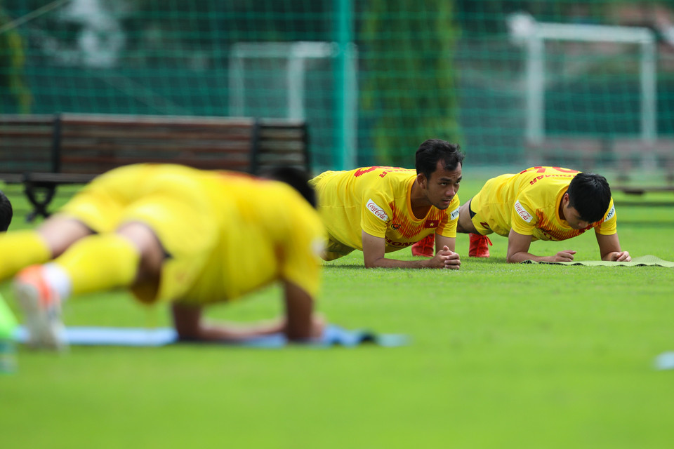 Huấn luyện viên Park Hang-seo chủ yếu cho cầu thủ tập hồi phục thể lực với các bài tập tại chỗ đan xen. (Ảnh: Phúc Tá/Vietnam+)