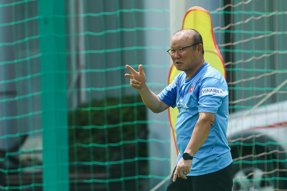  Khác với những buổi tập trước, huấn luyện viên Park Hang-seo không khắt khe với cầu thủ mà vui tươi và có nhiều tương tác hơn là chỉ đứng quán sát. (Ảnh: Phúc Tá/Vietnam+)