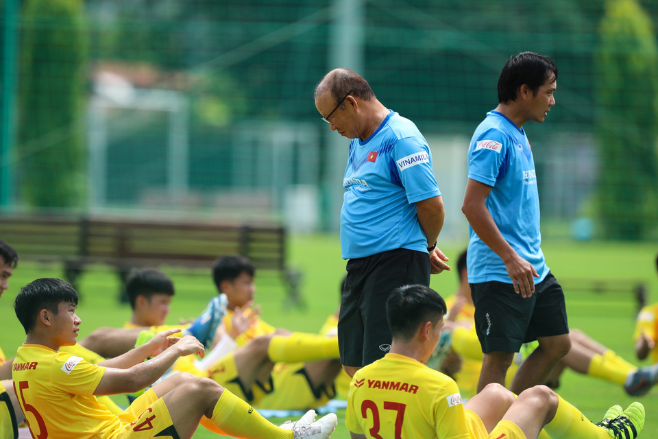 Ông Park ân cần hỏi thăm một vài cầu thủ và nói chuyện nhiều trong buổi tập để tạo không khí thoải mái. (Ảnh: Phúc Tá/Vietnam+)
