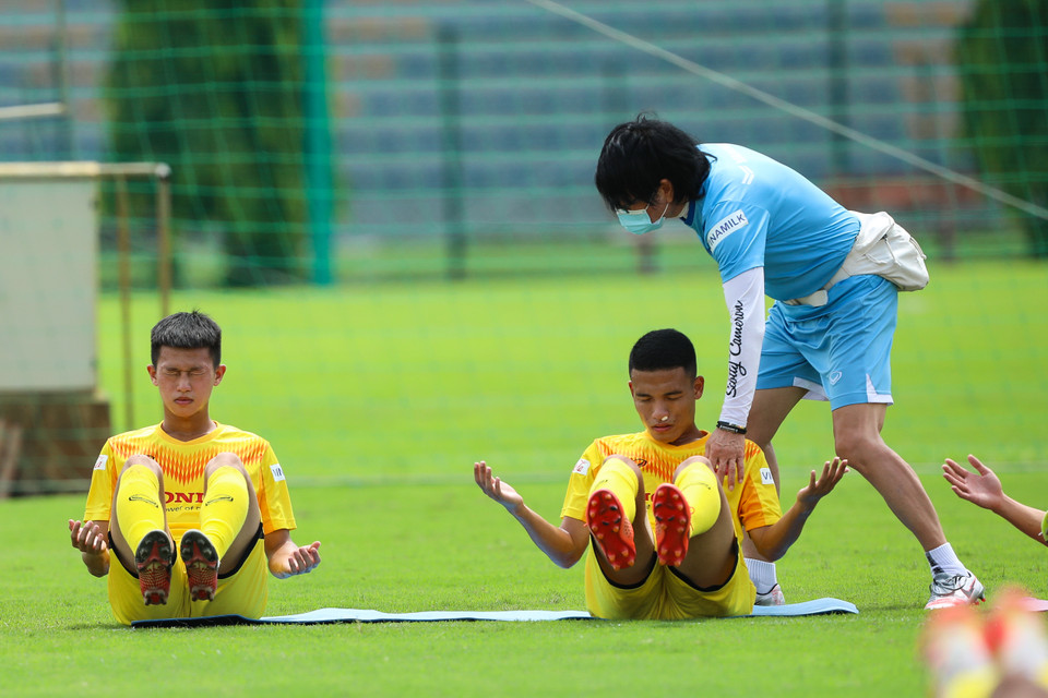 Điều này khiến các cầu thủ cũng vất vả hơn trong việc “nuốt trọn” giáo án tập luyện. (Ảnh: Phúc Tá/Vietnam+)