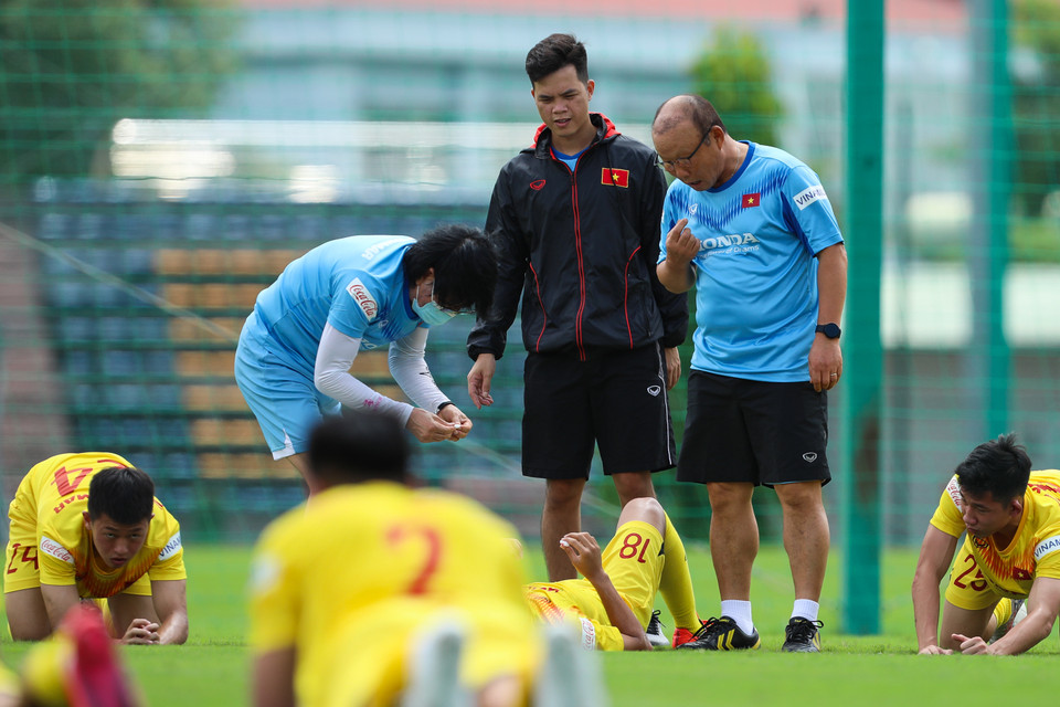 Tiền vệ Đoàn Thanh Trường (số 18) bất ngờ chảy máu cam trong lúc tập luyện nên được ông Park kiểm tra đặc biệt. Bác sỹ Choi Ju Young phải sơ cứu. (Ảnh: Phúc Tá/Vietnam+)