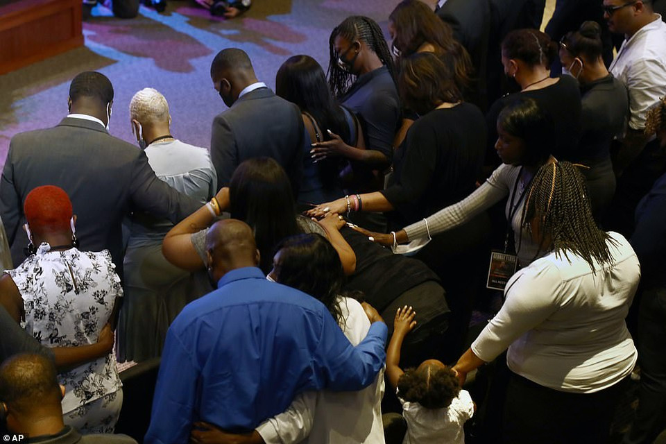 Con gái của George Floyd (áo trắng hàng thứ 3) có lẽ vẫn chưa hiểu chuyện gì xảy ra và đang an ủi người thân. (Nguồn: AP)