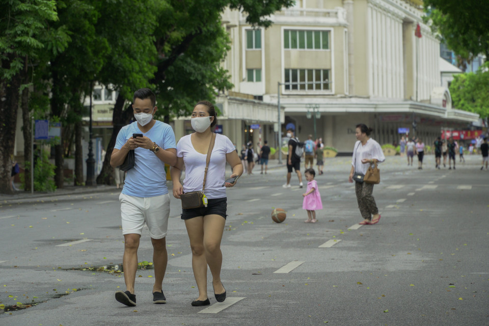 Bên cạnh đó, cũng có môt vài người dân đã có ý thức trong việc đeo khẩu trang khi tham gia hoạt động cộng đồng. (Ảnh: Minh Hiếu/Vietnam+)