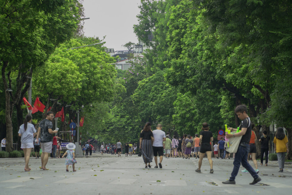 Phố đi bộ khu vực Hồ Hoàn Kiếm vẫn đông đúc người đi lại, vui chơi. Đây là địa điểm vui chơi có mật độ người cao tại Hà Nội. (Ảnh: Minh Hiếu/Vietnam+)