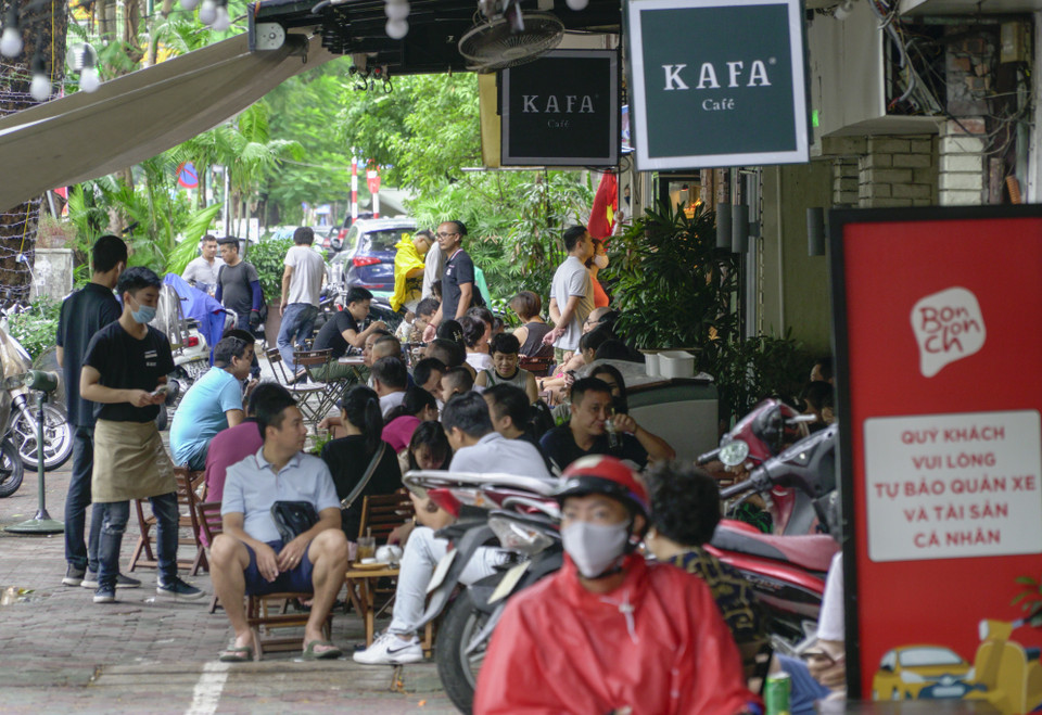 Khách hàng ngồi tụ tập đông đúc, không giãn cách tại 1 quán càphê trên phố Lý Thường Kiệt, quận Hoàn Kiếm. (Ảnh: Minh Hiếu/Vietnam+)
