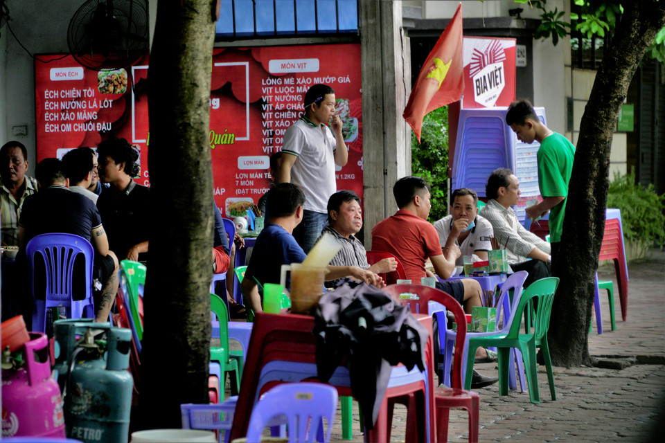Một quán nhậu tại khu vực hồ Ba Mẫu tụ tập đông người. (Ảnh: Minh Hiếu/Vietnam+)