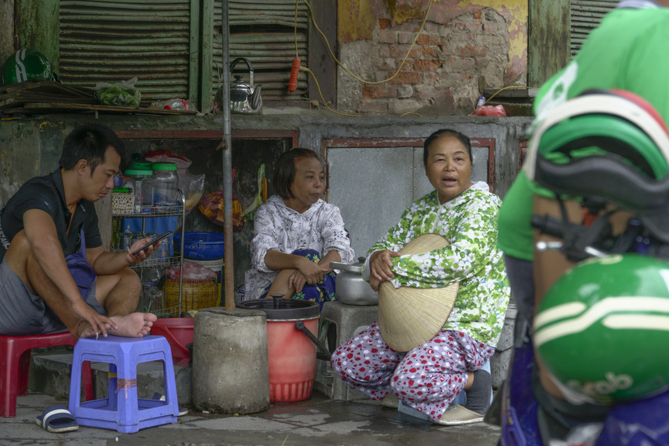 Lý giải về việc vẫn mở cửa hoạt động kinh doanh trà đá, cô T (một người bán trà đá trên phố Ngô Thì Nhậm) cho hay: “Do tôi chưa theo dõi sát thông tin về dịch nên không nắm bắt kịp thời. Ủy ban nhân dân thành phố Hà Nội đã có quy định tạm dừng hoạt động, chúng tôi sẽ tuân thủ”. (Ảnh: Minh Hiếu/Vietnam+)