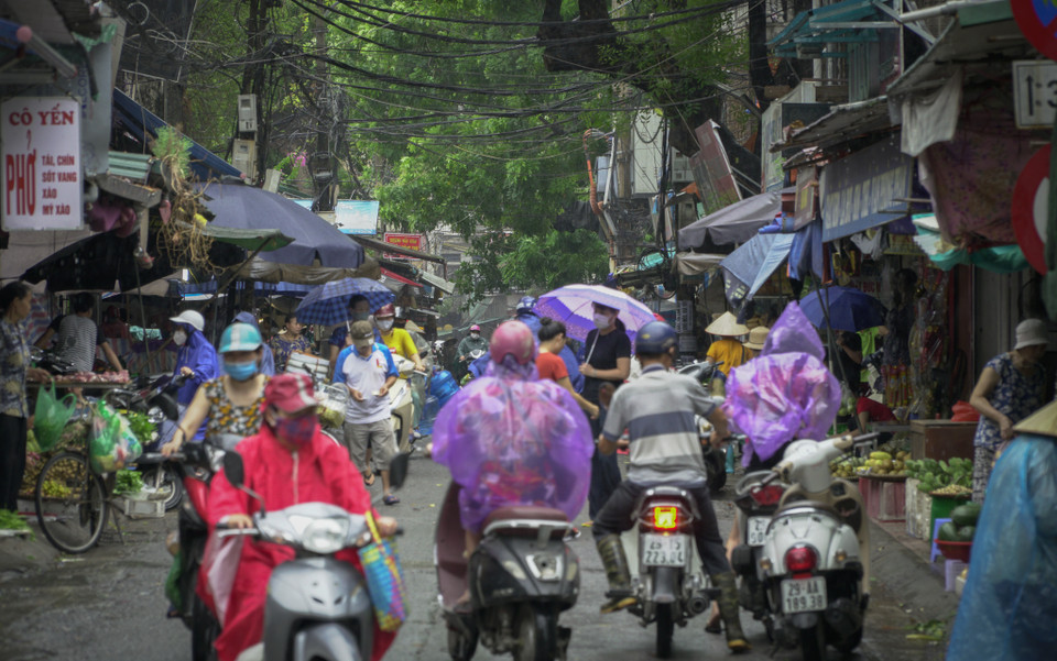 Chợ dân sinh cũng là một nơi tiềm ẩn khả năng lây nhiễm dịch cao nếu người dân không chấp hành đeo khẩu trang. (Ảnh: Minh Hiếu/Vietnam+)