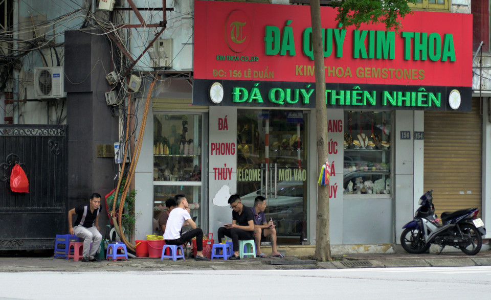 Theo ghi nhận của phóng viên, vào sáng 2/8 trên địa bàn các quận như: Long Biên, Hoàn Kiếm, Hai Bà Trưng…, nhiều quán trà đá vẫn ngang nhiên hoạt động, khách ngồi ăn ở các quán ven đường không giãn cách. (Ảnh: Minh Hiếu/Vietnam+)