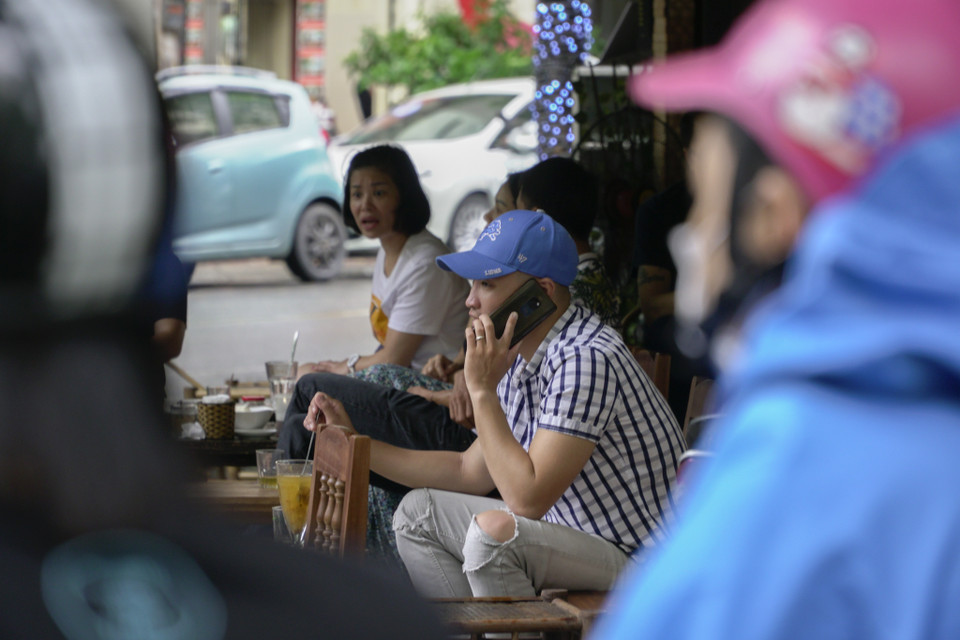 Để phòng tránh dịch lây lan, mỗi người dân cần nâng cao ý thức nơi công cộng như đeo khẩu trang, giữ khoảng cách người với người khi ra ngoài cộng đồng,...(Ảnh: Minh Hiếu/Vietnam+)