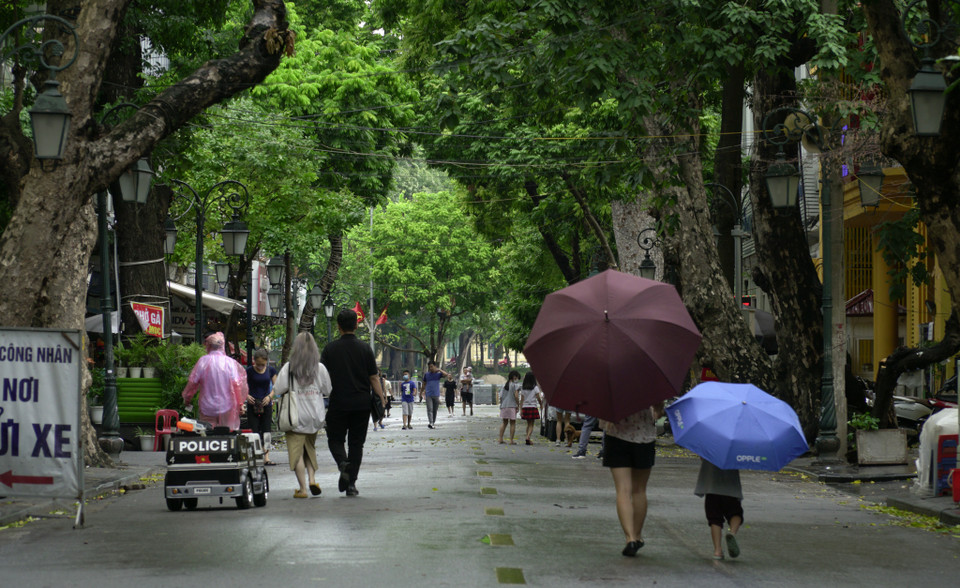 Trước đó, trong cuộc họp Ban Chỉ đạo công tác phòng, chống dịch COVID-19, Chủ tịch Ủy ban nhân dân thành phố Hà Nội Nguyễn Đức Chung đã chỉ đạo các quận, huyện, thị xã tạm dừng hoạt động của các quán bar, karaoke, cấm triệt để các hàng quán trà đá vỉa hè. Đối với các cửa hàng ăn uống, phải bảo đảm thực hiện ngồi giãn cách. Các hoạt động lễ hội, tập trung đông người đều tạm dừng từ 0h ngày 1/8/2020. (Ảnh: Minh Hiếu/Vietnam+)