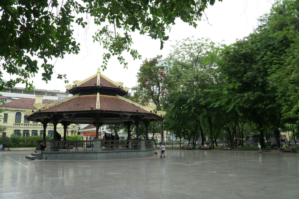 Đây là lần thứ hai thành phố Hà Nội yêu cầu tạm dừng hoạt động quán bar, karaoke, quán vỉa hè do dịch COVID-19 diễn biến phức tạp trong cộng đồng. Lần trước, “lệnh” tạm dừng hoạt động được thực hiện vào ngày 13/3/2020. (Ảnh: Minh Hiếu/Vietnam+)