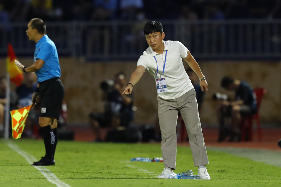 Nhưng đối với Hà Nội FC, trận hòa Sông Lam Nghệ An khiến chuỗi 7 trận thắng liên tiếp kể từ ngày 10/7 bị cắt đứt. Kết quả này cũng có thể khiến đoàn quân của huấn luyện viên Chun Jae-ho bị một số đội bóng bám đuổi khác như Hải Phòng, Hoàng Anh Gia Lai thu hẹp bớt khoảng cách trên bảng xếp hạng. (Ảnh: PV/Vietnam+)