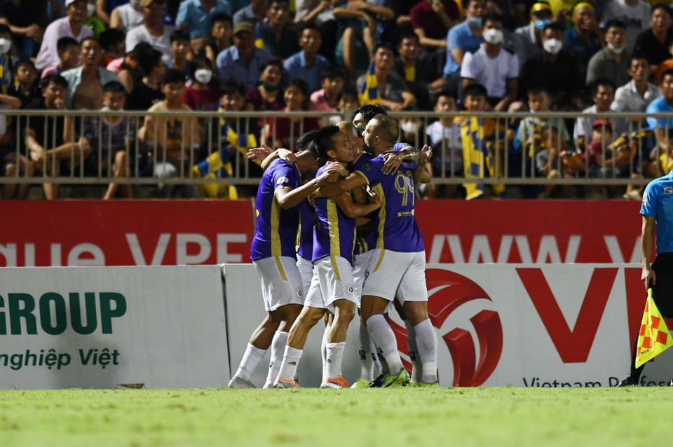 Ngoại binh Lucao xâm nhập vòng cấm rất nhanh sau đường chuyền của đồng đội Trương Văn Thái Quý để đối mặt thủ môn và ghi bàn gỡ hòa cho Hà Nội FC. Kịch bản này gần tương tự ở lượt đi sau khi Sông Lam Nghệ An sớm chiếm ưu thế trước Hà Nội FC nhưng không thể bảo toàn. (Ảnh: PV/Vietnam+)