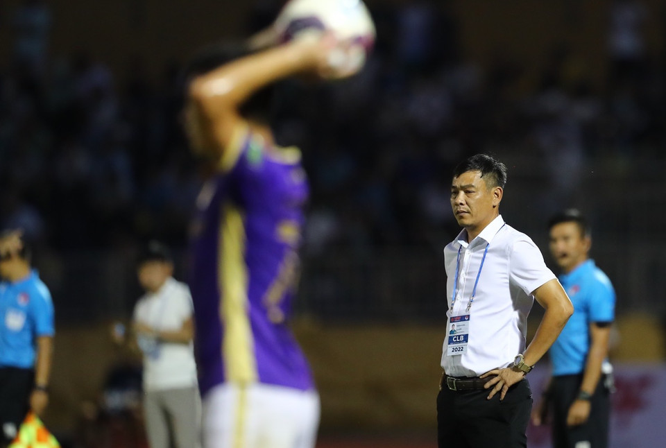 Dẫu vậy, khác với trận thua ngược 1-2 trên sân Hàng Đẫy ở vòng 10, Sông Lam Nghệ An vẫn giữ vững được thế trận trước Hà Nội FC và giành 1 điểm trên sân nhà. Tuy nhiên, huấn luyện viên trưởng Nguyễn Huy Hoàng bên phía đội bóng xứ Nghệ vẫn tỏ ra chưa hài lòng với kết quả. (Ảnh: PV/Vietnam+)