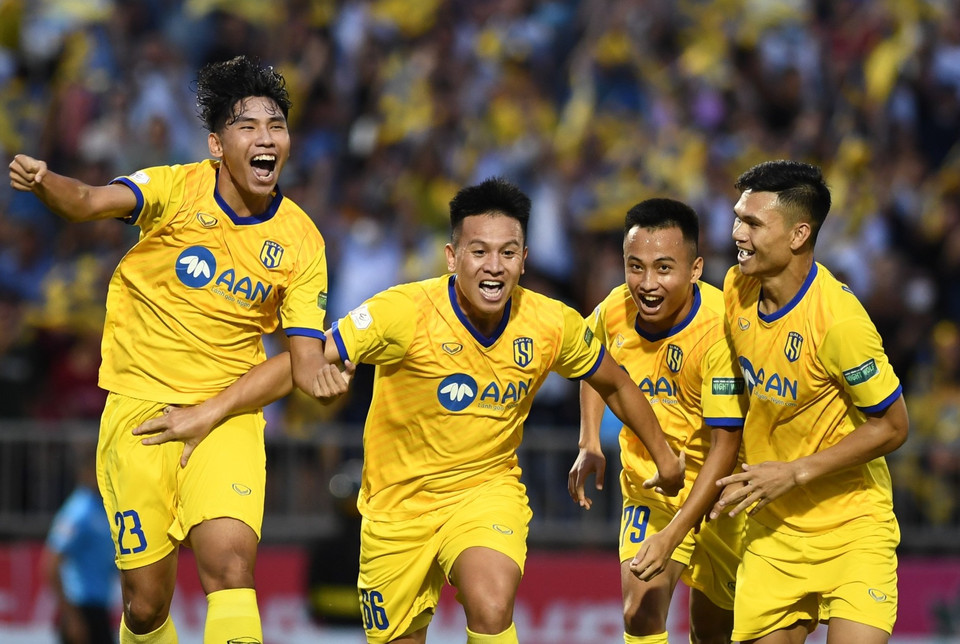 Ở pha bóng này, hậu vệ Sông Lam Nghệ An (số 66) băng vào vượt mặt Đoàn Văn Hậu để đón đường tạt bóng thuận lợi từ tiền vệ Mario và đệm bóng cận thành. (Ảnh: PV/Vietnam+)