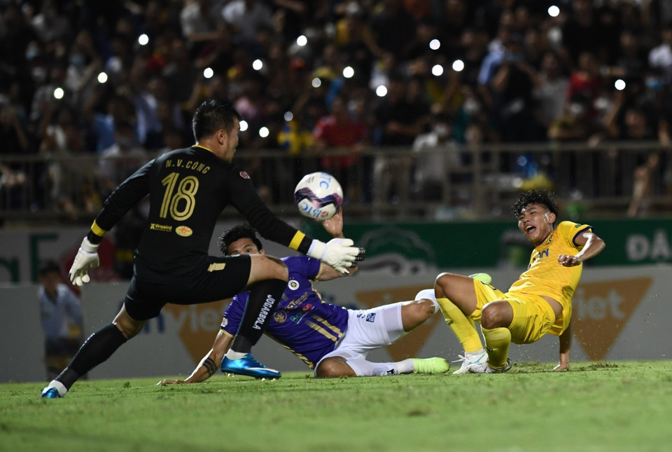 Bàn thắng sớm giúp Sông Lam Nghệ An chơi hưng phấn và chủ động hơn. Dù nhường quyền kiểm soát bóng cho Hà Nội FC, song đội chủ sân Vinh vẫn có nhiều tình huống uy hiếp nguy hiểm tới từ bộ đôi tiền đạo ngoại binh Olaha và Oseni. (Ảnh: PV/Vietnam+)