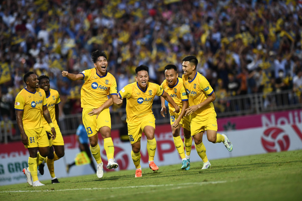 Nhờ lợi thế sân nhà và khát khao trả món nợ ở lượt đi, Sông Lam Nghệ An nhập cuộc chủ động hơn hẳn Hà Nội FC. Ngay từ phút thứ 6, đội chủ nhà đã mở tỷ số trận đấu sau một tình huống tận dụng thành công cơ hội nguy hiểm đầu tiên nhờ công của Hậu vệ Đình Hoàng. (Ảnh: PV/Vietnam+)