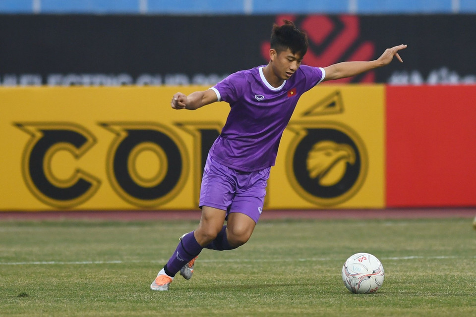 Một số cầu thủ muốn chơi tốt trên sân Mỹ Đình nên đã phải mang giày đinh sắt nhằm tăng độ bám sân thay vì giày đinh nhựa thông thường. (Ảnh: PV/Vietnam+)