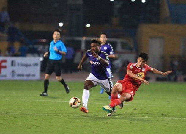 Tuy nhiên, đến khoảng giữa hiệp 1, Oseni với sức càn lướt của mình đã khiến hàng thủ Hoàng Anh Gia Lai choáng váng. (Nguồn: TTXVN/Vietnam+)