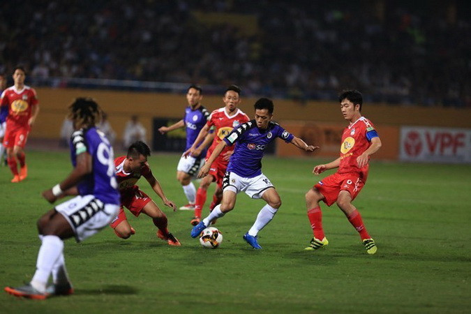 Mỗi khi Văn Quyết cầm bóng đột phá, tuyến phòng ngự Hoàng Anh Gia Lai đều phải mướt mồ hôi. (Nguồn: TTXVN/Vietnam+)