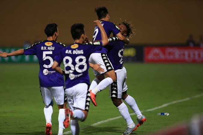 Một mình Oseni có thể làm hết công việc của cặp song sát xưa: làm tường, chạy chỗ, càn lướt, đánh đầu và sút bóng. (Nguồn: TTXVN/Vietnam+)