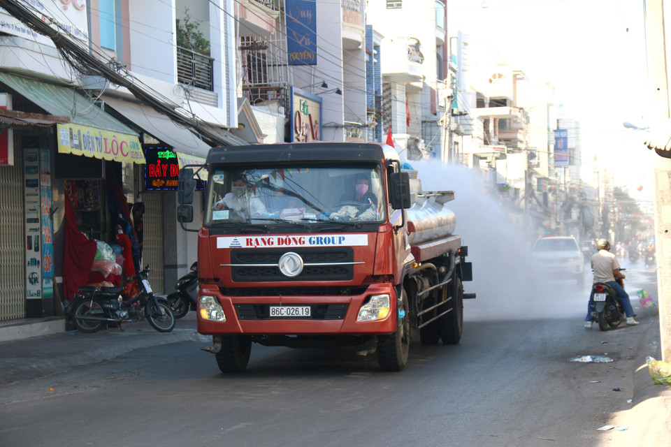 Ngoài ra các khu vực công cộng cũng được chú trọng diệt khuẩn. (Ảnh: Nguyễn Thanh/TTXVN)