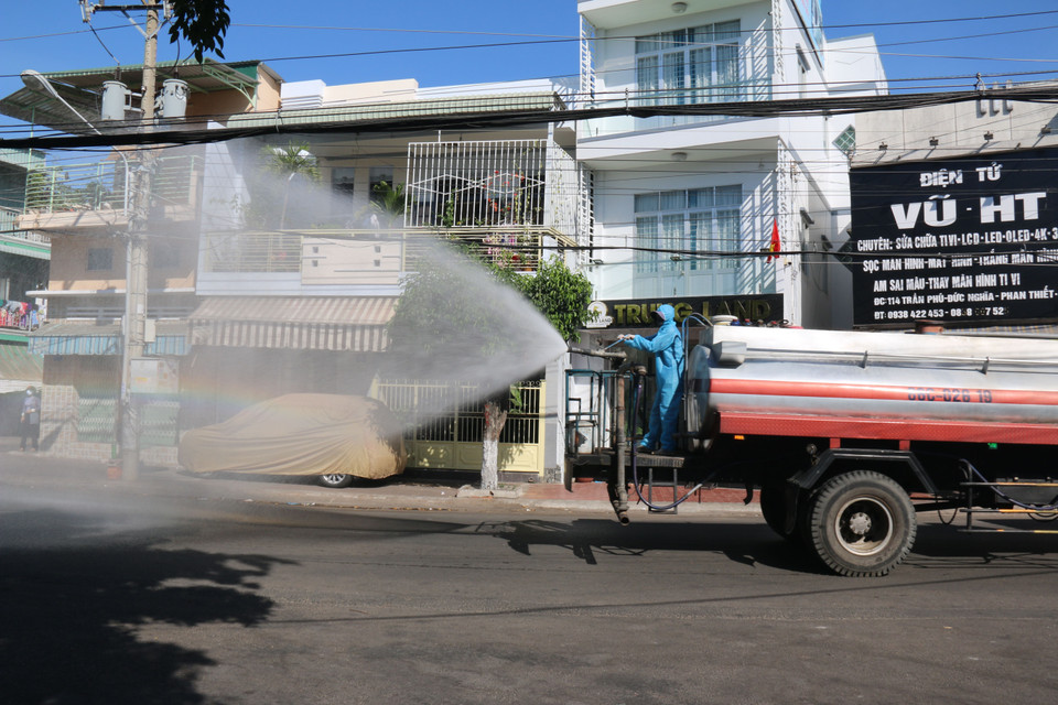Nhằm đối phó với dịch COVID-19, cơ quan chức năng đã tiến hành khử khuẩn thành phố Phan Thiết. (Ảnh: Nguyễn Thanh/TTXVN)