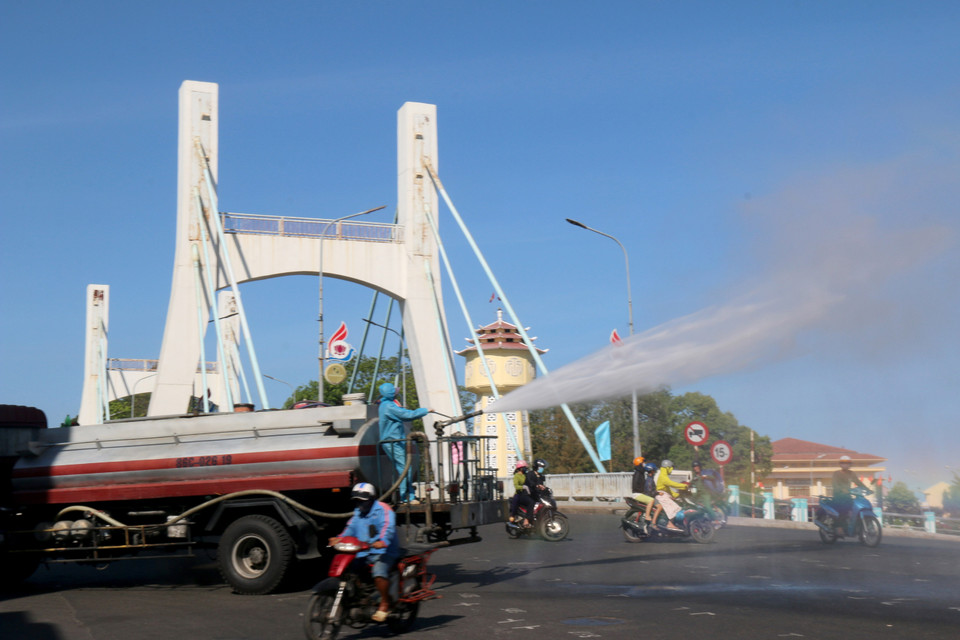 Những địa bàn dân cư có nguy cơ lây nhiễm cao được đặc biệt chú trọng. (Ảnh: Nguyễn Thành/TTXVN)