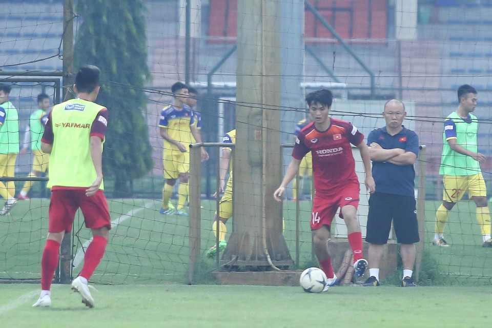 Tới bài tập đối kháng, cùng chung một đội, Tuấn Anh cùng Xuân Trường tiếp tục thể hiện khả năng chuyền, khống chế bóng nhanh gọn và phối hợp với nhau ăn ý. (Ảnh: Nguyên An)