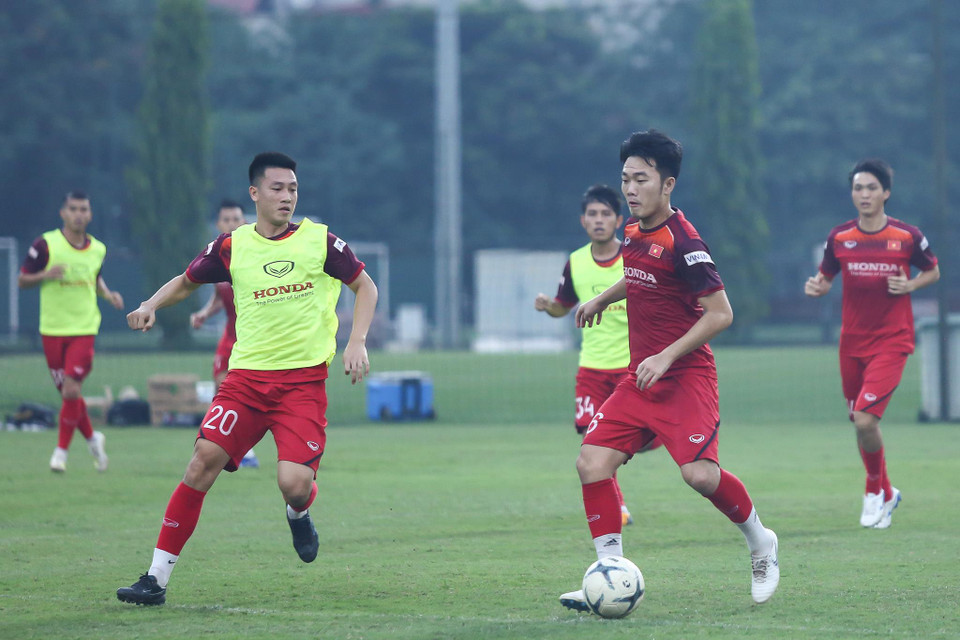 Các tiền vệ trung tâm của tuyển Việt Nam là những người thích nghi nhanh nhất với bài tập này. Xuân Trường, Tuấn Anh hay Huy Hùng đều thực hiện tốt và không hỏng pha bóng nào. (Ảnh: Nguyên An)