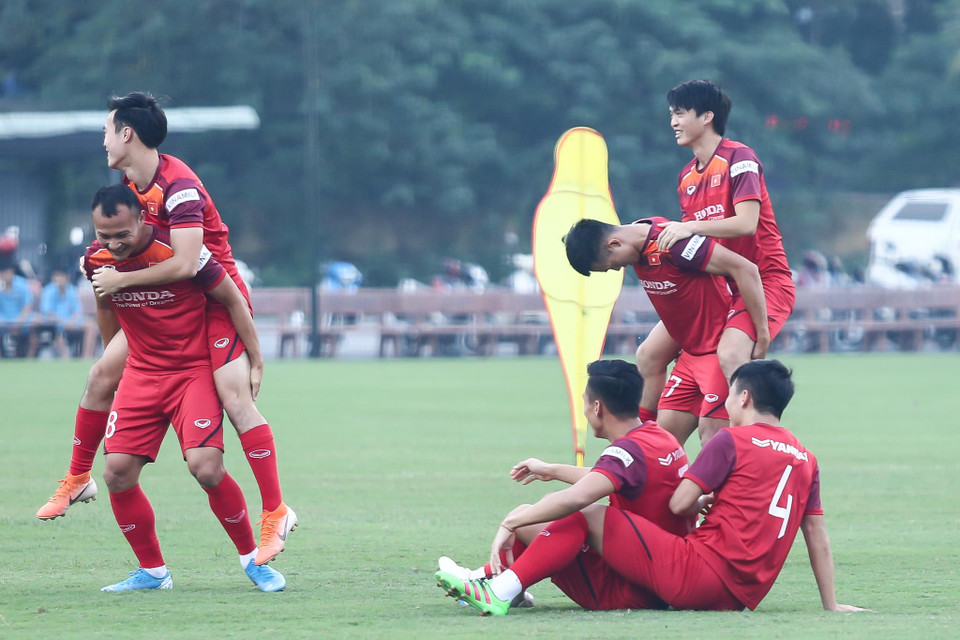 Mở đầu buổi tập, ban huấn luyện chia tuyển Việt Nam thành các đội nhỏ để thực hiện trò chơi vận động nhằm giúp tuyển thủ khởi động. (Ảnh: Nguyên An)