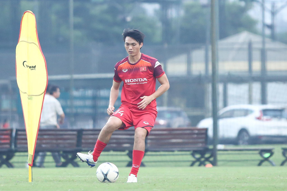 Đặc biệt, với kỹ thuật xử lý bóng khéo léo, Tuấn Anh và Xuân Trường làm chủ bài tập khi chuyển bóng chuẩn xác ở cả cự ly dài và ngắn. (Ảnh: Nguyên An)