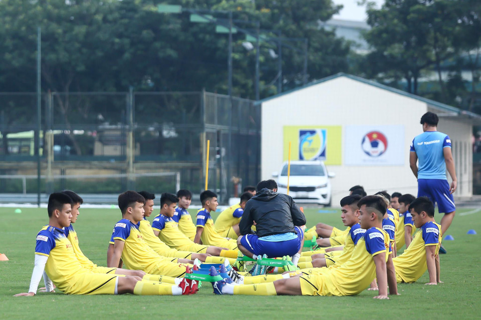 Không chỉ ở bài tập phức tạp, một số bài tập đơn giản nhưng mới mẻ gây khó khăn cho các tuyển thủ. Huấn luyện viên Kim Han Yoon và các trợ lý phải hỗ trợ rất nhiều. (Ảnh: Nguyên An)