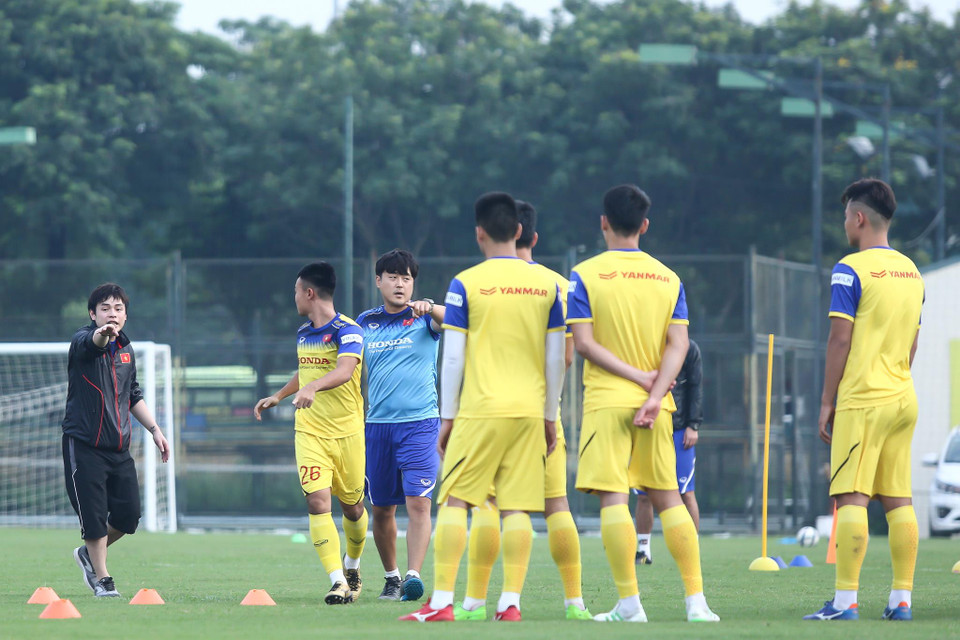 Bài tập này khiến các cầu thủ U22 Việt Nam tỏ ra bỡ ngỡ và không thể thực hiện trơn tru. (Ảnh: Nguyên An)