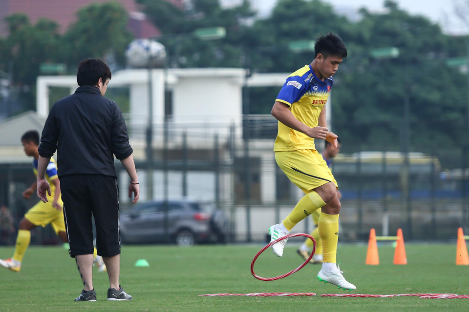 Trung vệ Huỳnh Tấn Sinh chạy vấp phải dụng cụ tập luyện sau khi phải thực hiện hàng loạt động tác khó trước đó. (Ảnh: Nguyên An)