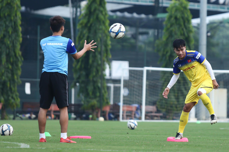 Ban huấn luyện yêu cầu các tuyển thủ trẻ thực hiện bài tập kết hợp nhiều động tác sau khi khởi động xong. (Ảnh: Nguyên An)