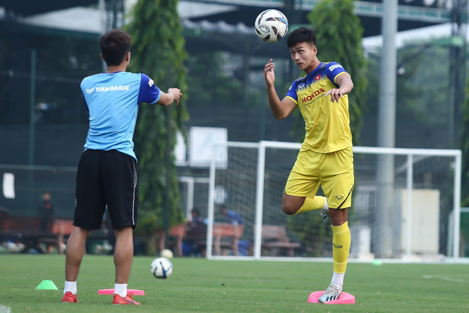 Không chỉ các cầu thủ mới lên tuyển, nhiều gương mặt quen thuộc ở U22 Việt Nam như Hoàng Đức, Huỳnh Tấn Sinh cũng chưa thể "nuốt trọn" giáo án luyện tập. (Ảnh: Nguyên An)